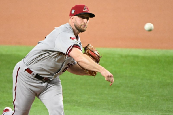 Kelly pitches Diamondbacks past Rangers to tie World Series 1-1