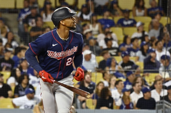Twins' Byron Buxton narrowly avoids collision with racing bratwurst Twins' Byron Buxton narrowly avoids collision with racing bratwurst