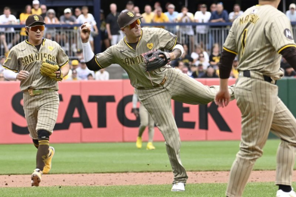 Padres clinch playoff spot on game-ending triple play