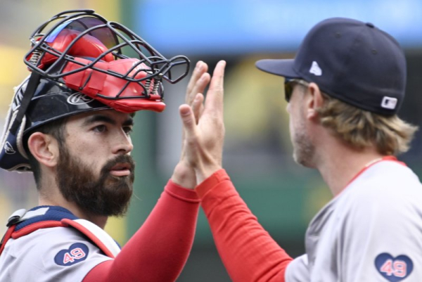Red Sox catcher Connor Wong breaks pinkie on Blue Jays hitter's bat Red Sox catcher Connor Wong breaks pinkie on Blue Jays hitter's bat