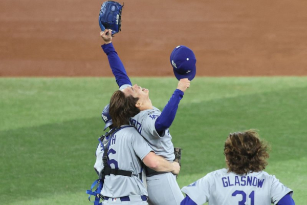 Smith slugs Dodgers past Blue Jays for 2nd consecutive World Series win Smith slugs Dodgers past Blue Jays for 2nd consecutive World Series win