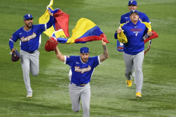 Suarez leads Venezuela past USA for first World Baseball Classic title
