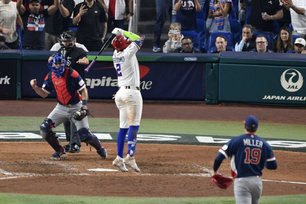 USA edges Dominican Republic, aided by blown call, to reach WBC finale