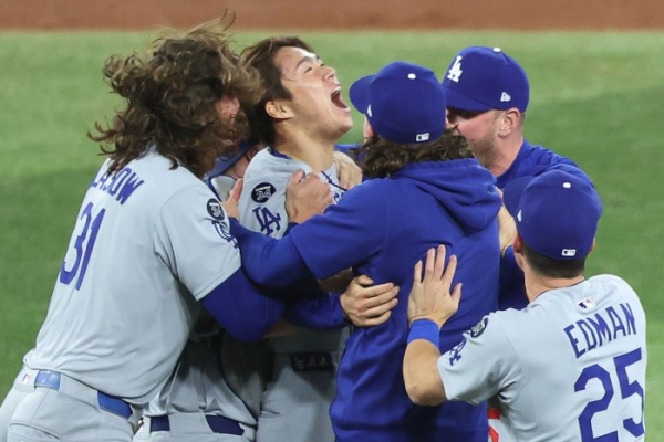 USA edges Dominican Republic, aided by blown call, to reach WBC finale